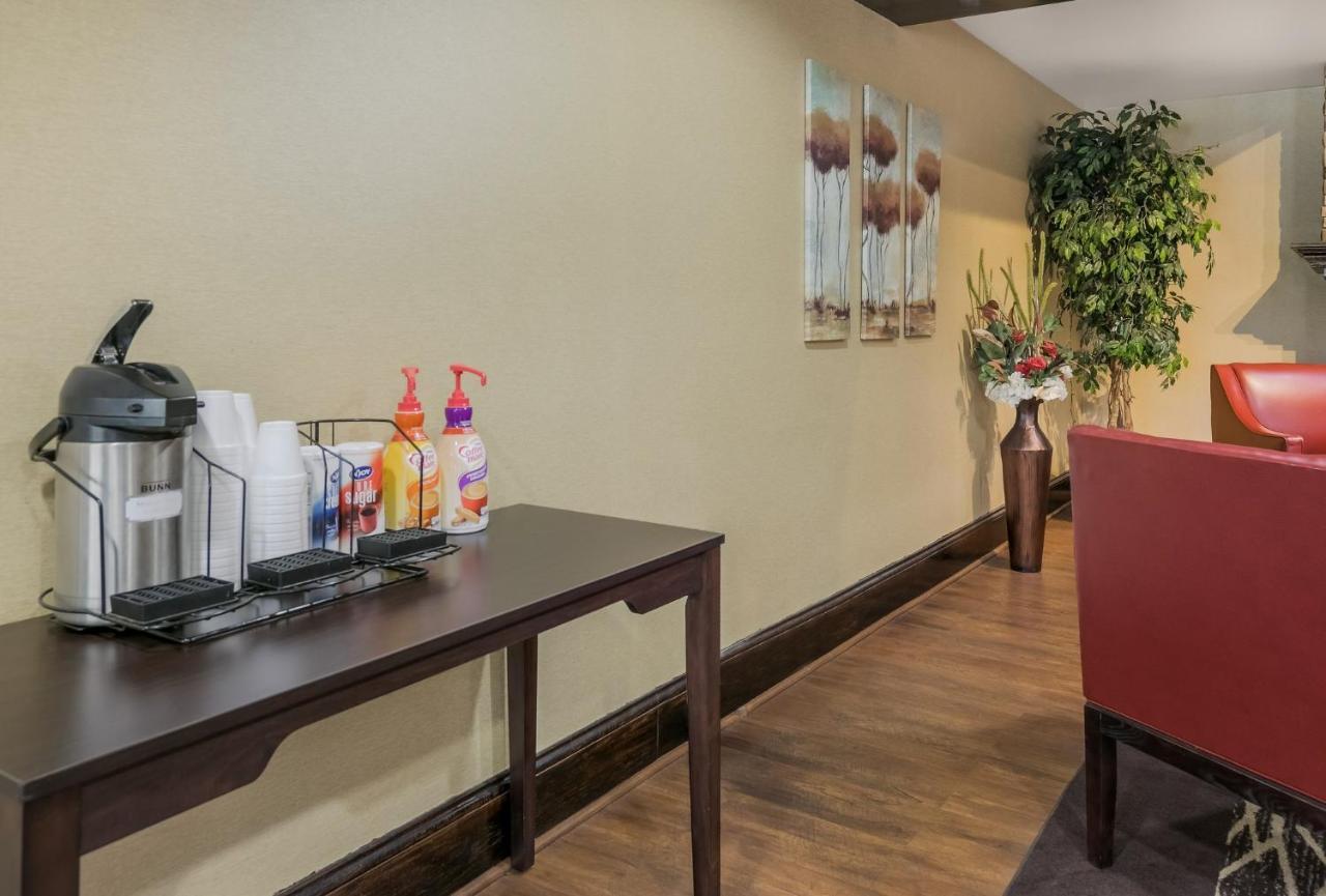 Red Roof Inn & Suites Knoxville East Bagian luar foto